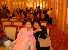 Yun-Hee en hanbok avec sa copine japonaise Yoshiko