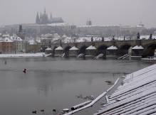 le château de Prague 
et le pont Charles en hiver