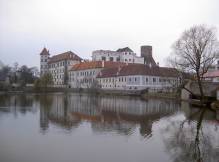 le château de Jindrichuv Hradek se reflétant sur l'étang