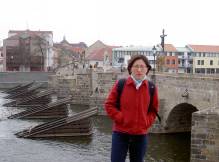 Yun-Hee devant le pont de Pisek