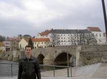 Vincent devant le pont de Pisek