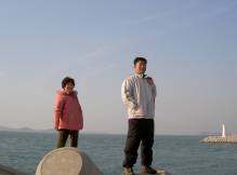 O-ma et Sung-Chol au bord de la mer jaune