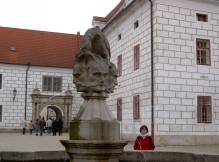 Yun-Hee devant la fontaine 
avec le symbole des Schwarzenberg, le corbeau qui crève les yeux du Turc
