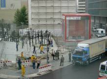 Enlèvement des croix à Checkpoint Charlie à Berlin