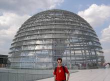 Vincent devant le dôme du Reichstag à Berlin